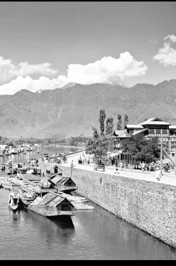 House Boat-Pana Four In Srinagar Kashmir Hotel Exterior photo