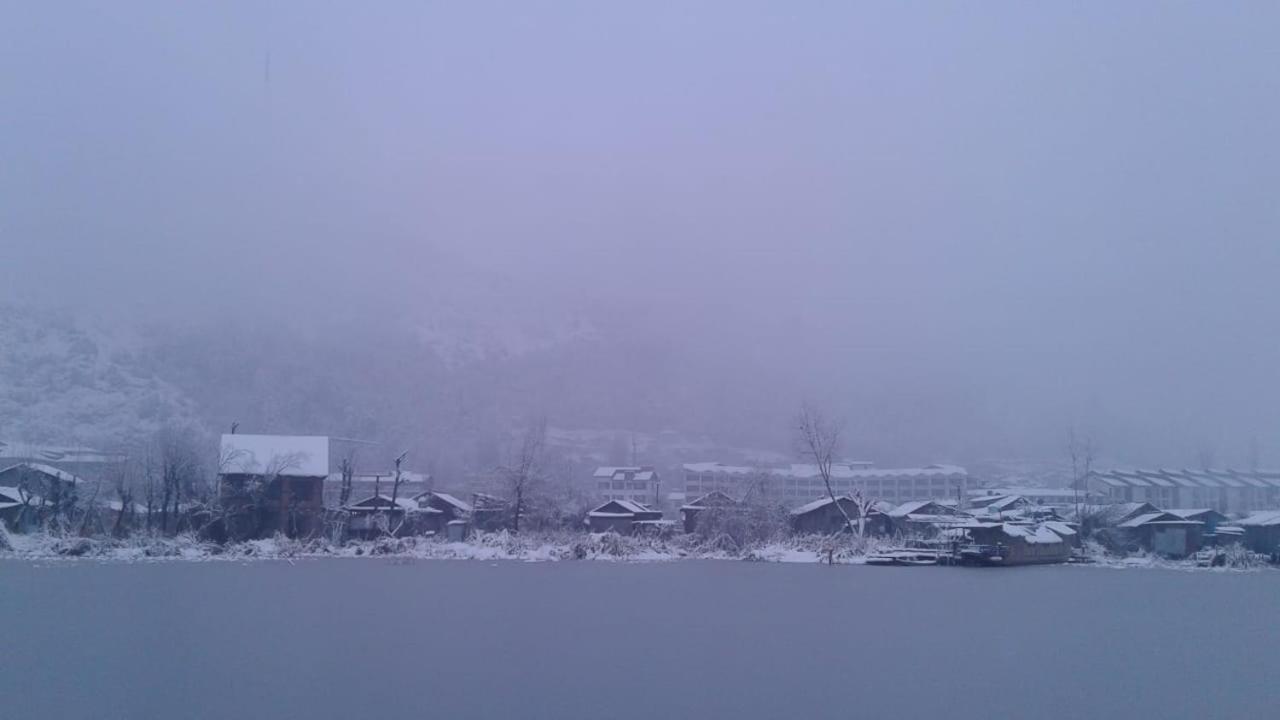 House Boat-Pana Four In Srinagar Kashmir Hotel Exterior photo