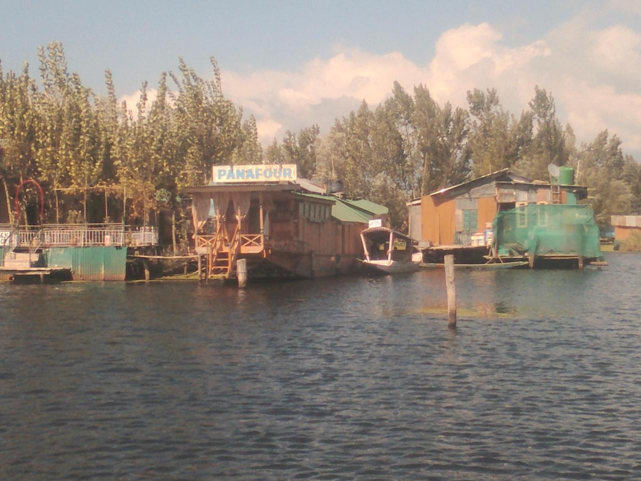 House Boat-Pana Four In Srinagar Kashmir Hotel Exterior photo