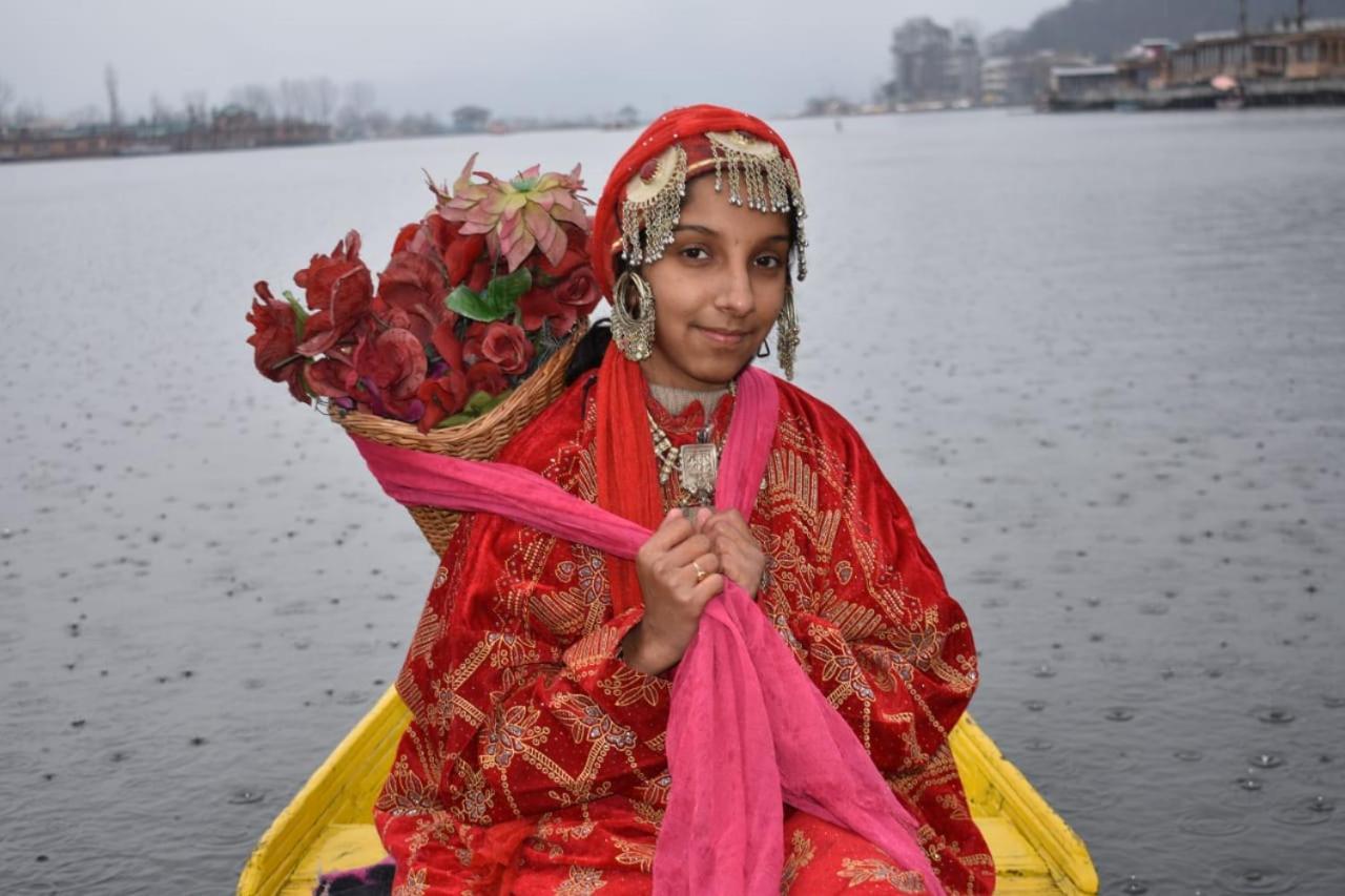 House Boat-Pana Four In Srinagar Kashmir Hotel Exterior photo